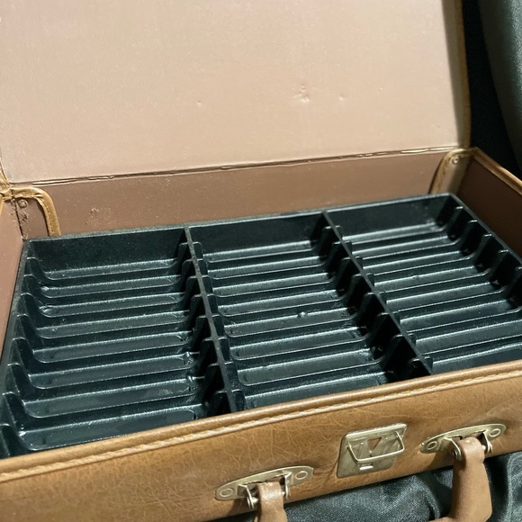 Cassette Case Storage Briefcase  Hold 30 Tapes Faux Brown Leather Vintage - Picture 12 of 13